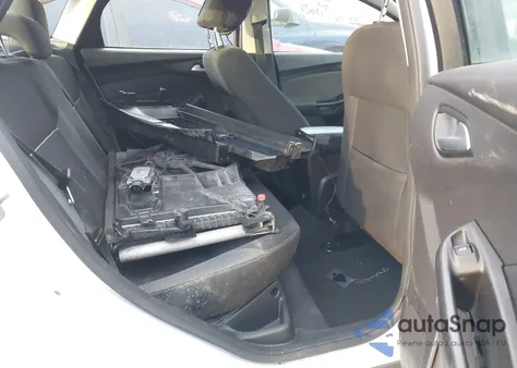 2014 Ford Focus Se z USA, uszkodzony, nr VIN 1FADP3F28EL421564